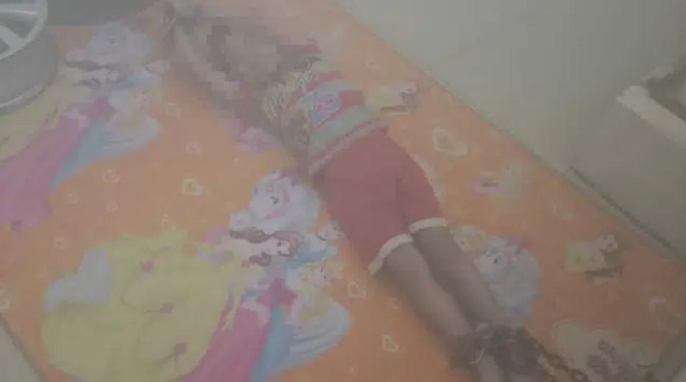 Bocah Lima Tahun Disekap, Memilukan, Tangan dan Kaki Dirantai ke Jendela dan Velg Mobil, Tertolong Karena Keja