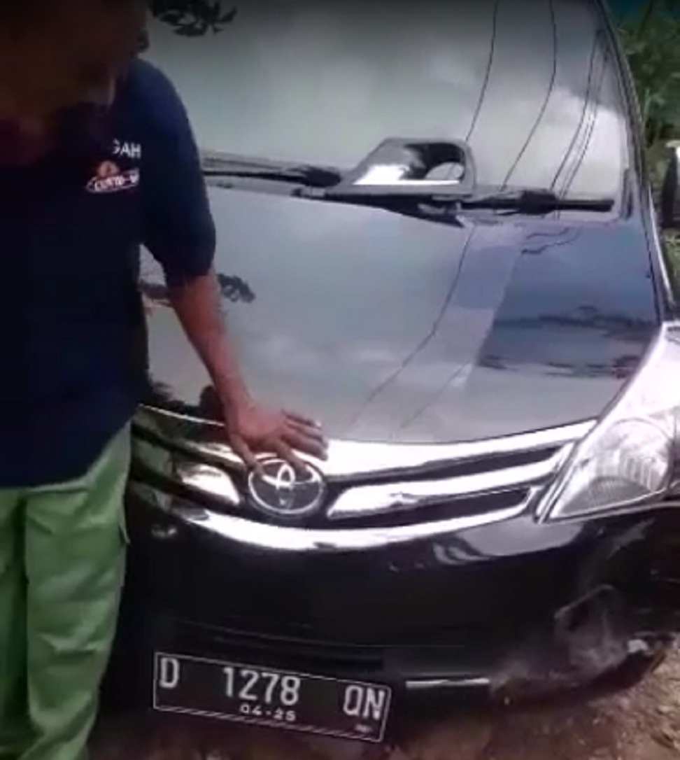 Usai Tabrak Motor Di Paningkaban Gumeler, Viral Mobil Avanza Hitam ...