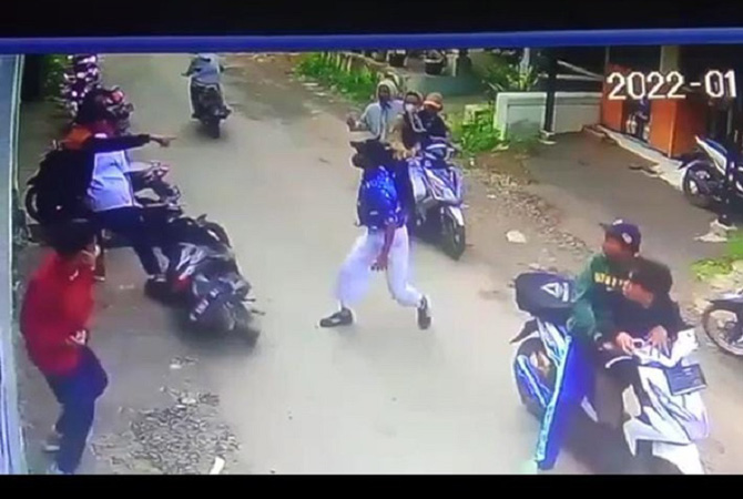 Viral Lagi, Pelajar Nekat Bawa Celurit, Mau Membacok Pengendara