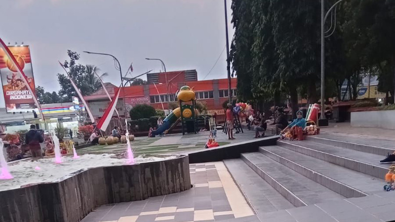 Alun-alun Purbalingga Masih Ramai Meski PPKM II