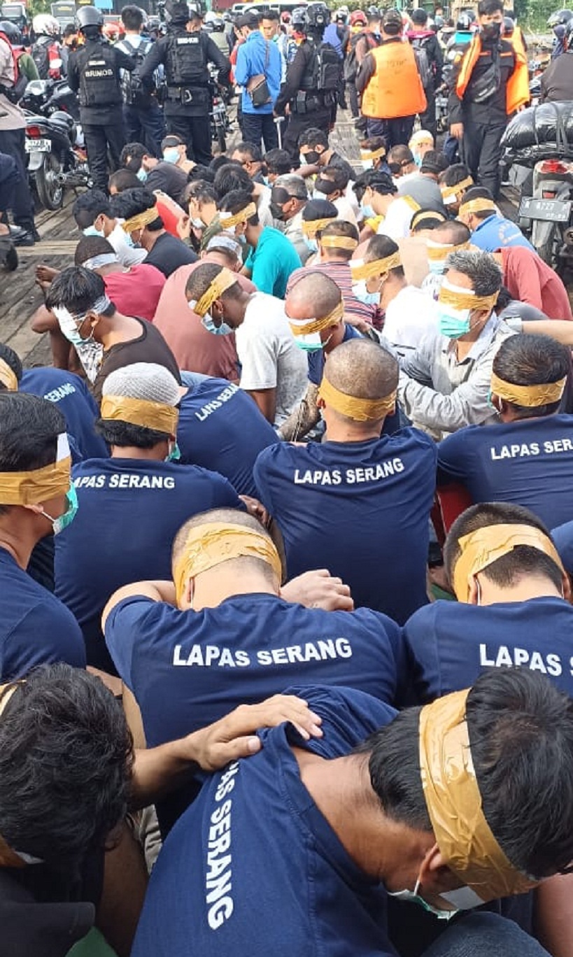 Mata Ditutup Lakban dan Kain, 58 Narapidana Asal Cilegon dan Serang Tiba di Nusakambangan, Ini Detik-detik Pem