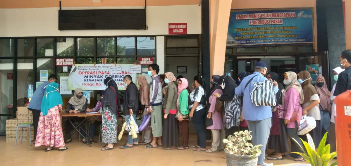 3.396 Liter Minyak Goreng Pada Operasi Pasar Minyak Goreng di Purwokerto Langsung Ludes