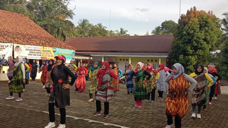 Guyub Desa Ketanda Semangat Senam Meski Pakai Sarung