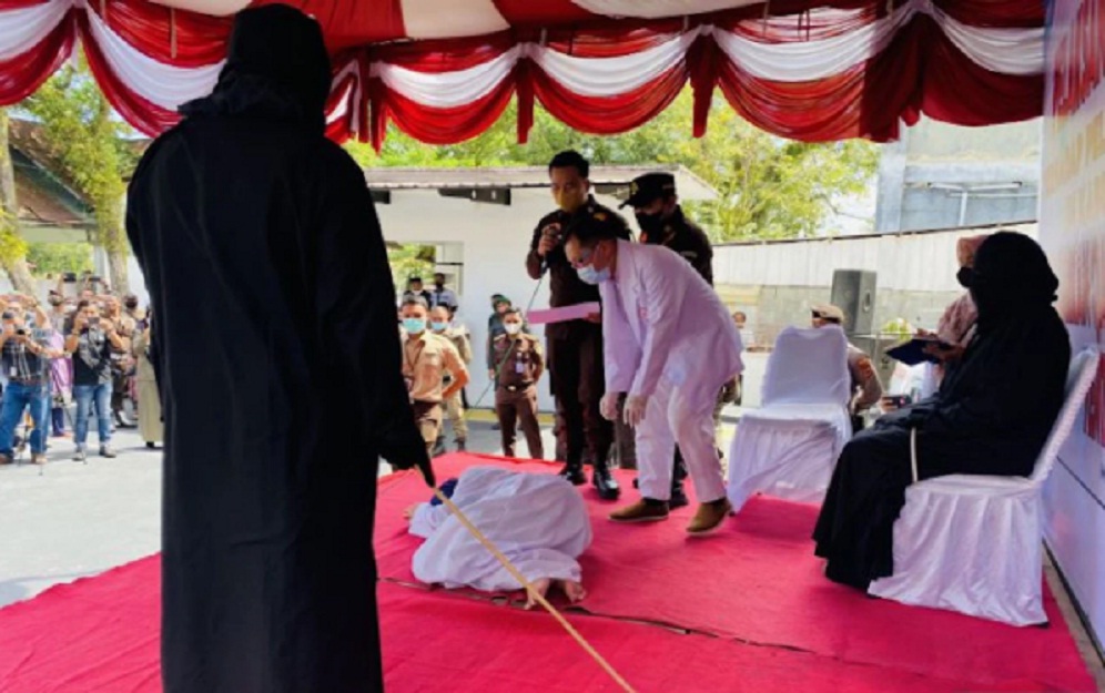 Wanita Terpidana Zina, Pasangannya dan Petugas Losmen Dihukum 100 Kali Cambuk di Meulaboh, Baru Sebentar Langs
