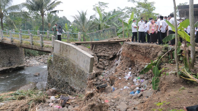 Maribaya dan Adiarsa Patungan Perbaiki Jembatan Putus