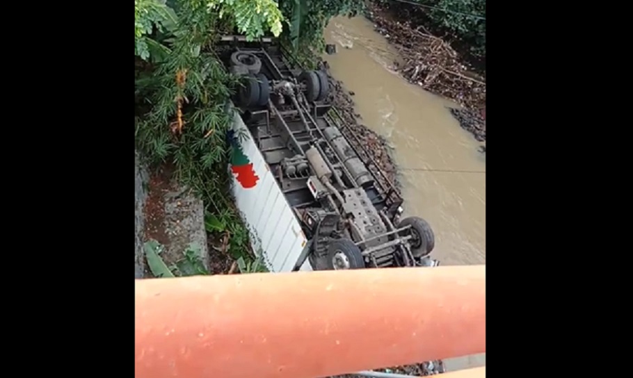 Mobil Terjun dan Terbalik di Sungai Banjarparakan Rawalo
