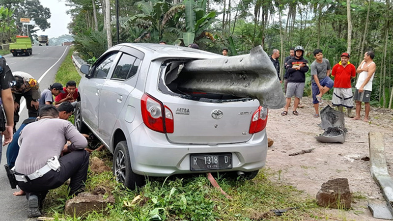 Mobil Tabrak Besi Pembatas Jalan di Sigaluh, Tembus Sampai Kaca Belakang