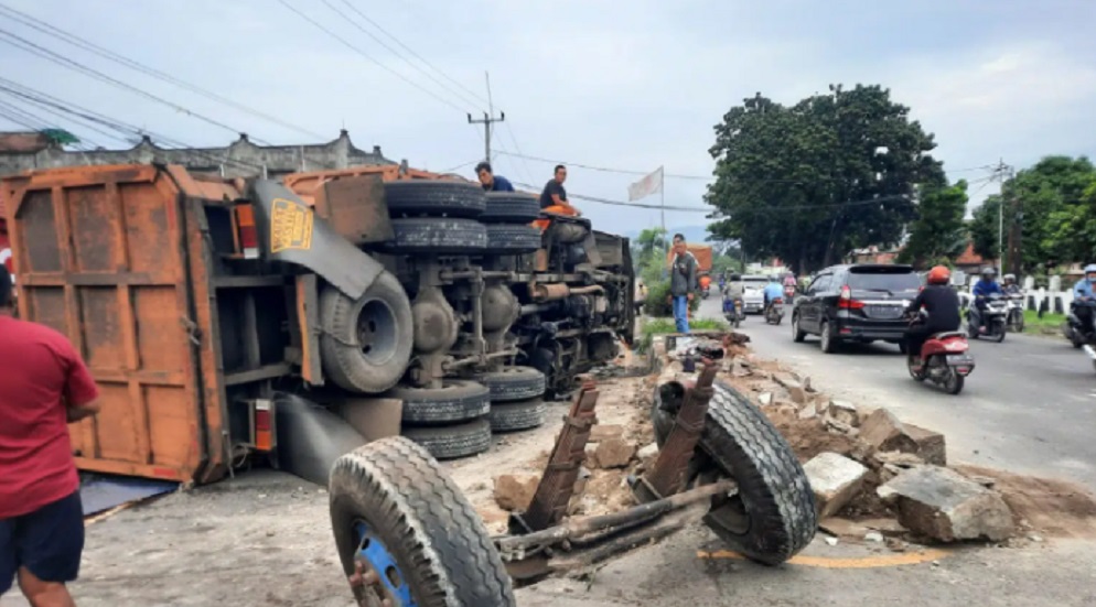 Bocah 17 Tahun Bawa Truk Tronton, Kecelakaan di Klangenan As Roda Sampai Copot