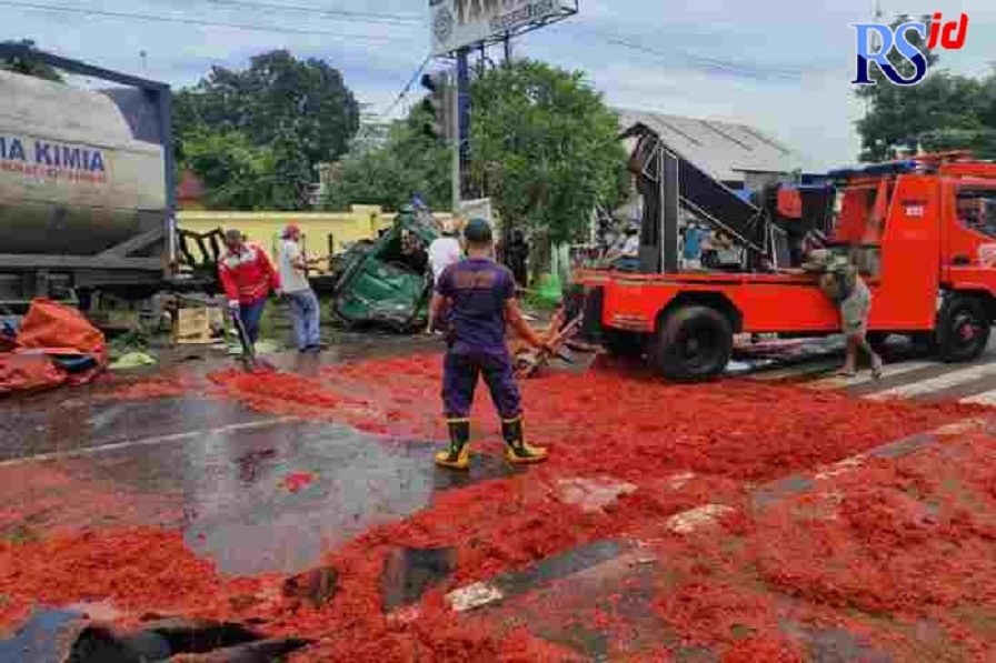 Kecelakaan Beruntun, Cabai Giling Berserakan di Jalan Lingkar, Seorang Tewas