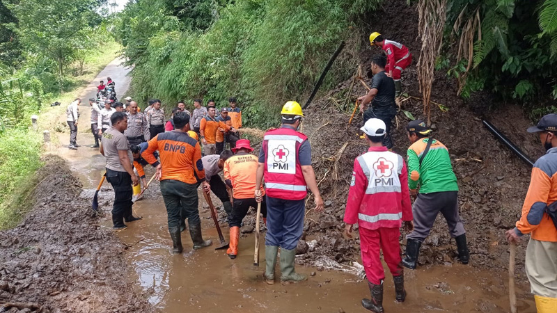 Dari 11 Titik Longsor Jalur Kramat - Sirau, Baru Satu Titik Bisa Diakses