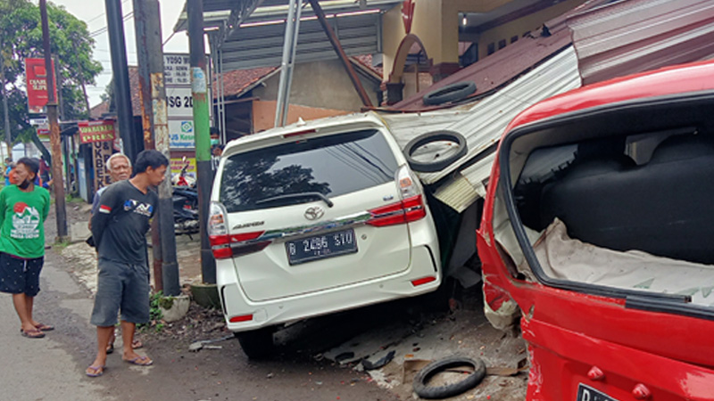 Kaget, Mobil Sasak Mobil dan Tiga Rumah di Desa Bojongsari