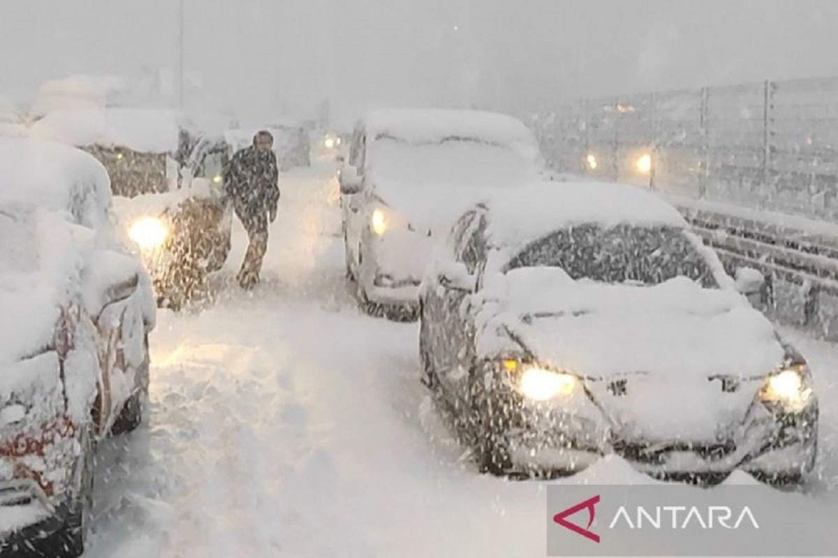 Turki Diguyur Salju Ekstrem, Bandara Lumpuh, Dua Tewas