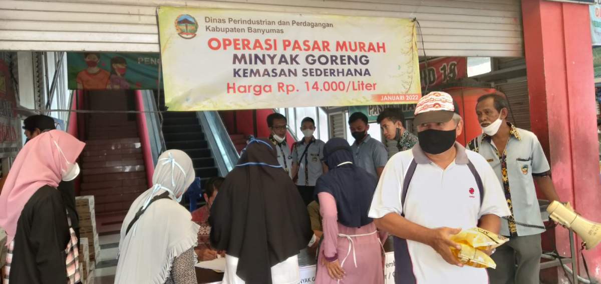 OP Minyak Goreng Sasar Empat Pasar di Kota Purwokerto, Harga Rp 14 Ribu, Langsung Dikerubut Warga