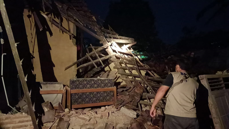Diduga Lapuk, Sebuah Rumah di Cilongok Mendadak Ambruk