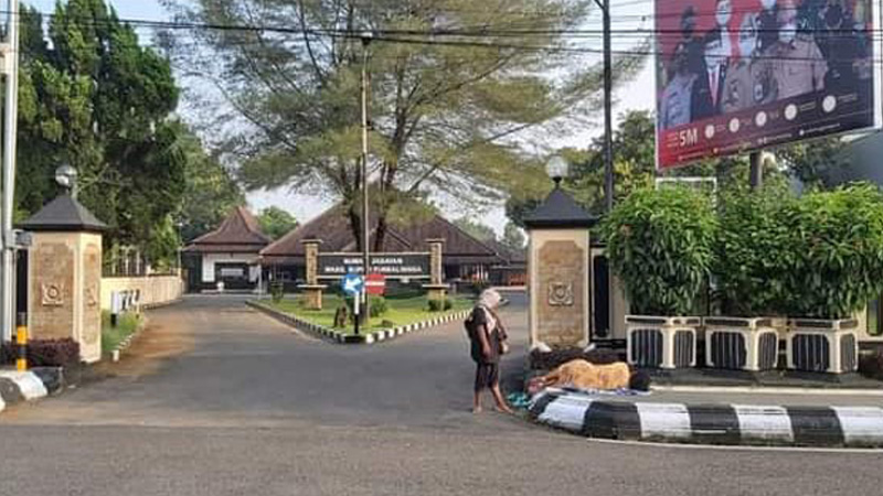 Foto Tuna Wisma Tertidur di Depan Rumdin Wabup Purbalingga Heboh Tersebar di Dunia Maya