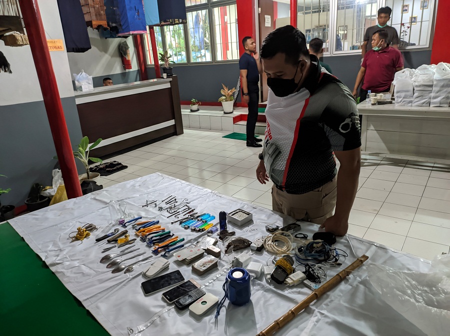 Petugas Lapas Kelas IIA Purwokerto Lakukan Penggeledahan, Temukan 4 Hape, Ini Barang yang Lainnya