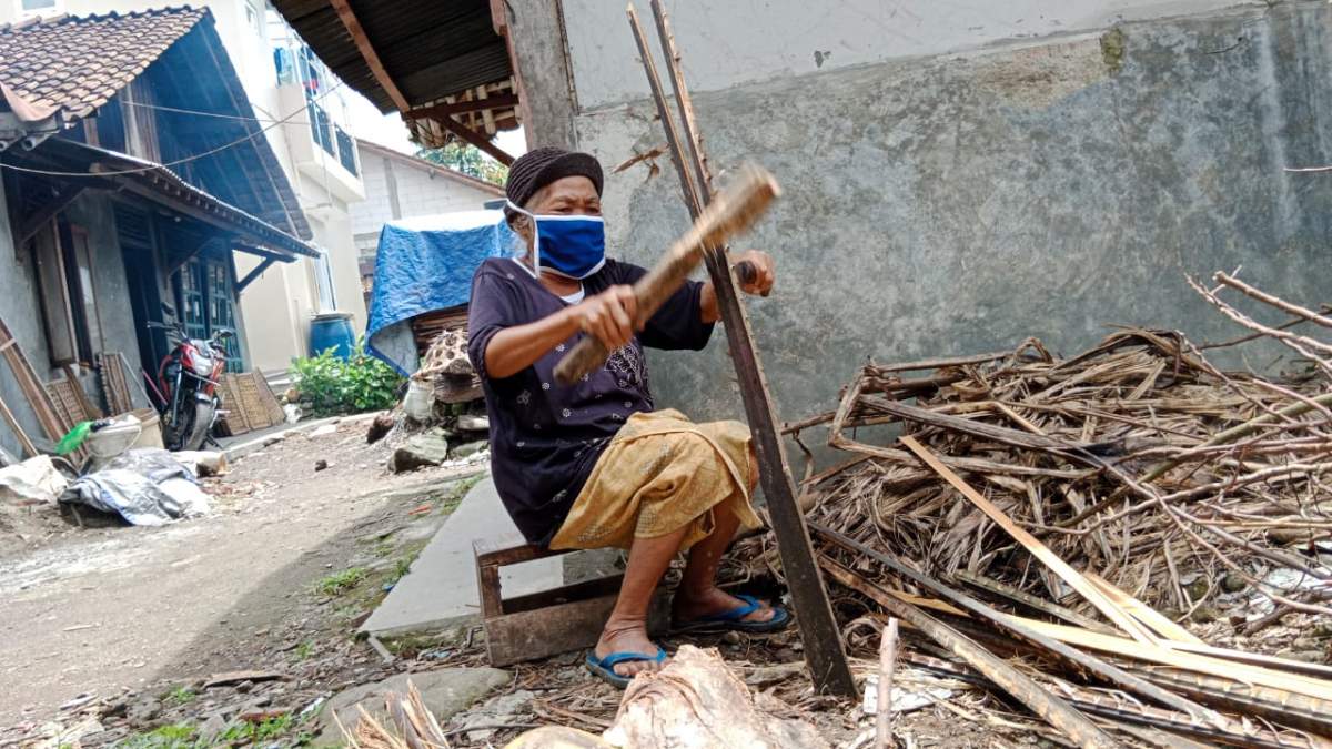 Melihat Satem, Nenek Sebatang Kara Pencari Kayu Bakar di Desa Kalisari Kecamatan Cilongok