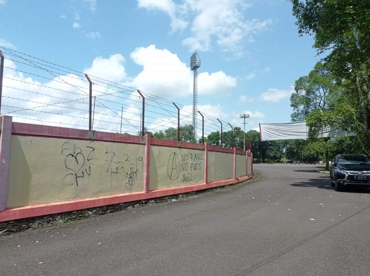 Vandalisme di Dinding Stadion Satria Masih Ditemui, Dinpora: Ulah Anak-anak Tidak Bertanggungjawab