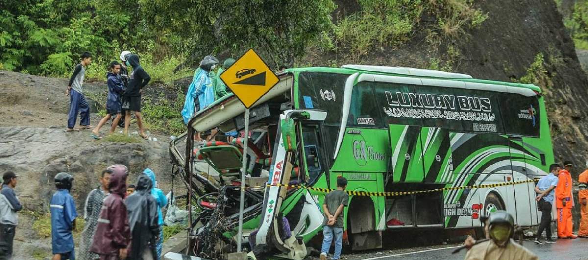 Bus Diduga Rem Blong, Sempat Terbang Sebelum Hantam Tebing, Penumpang Terlempar Keluar di Kecelakaan di Mangun