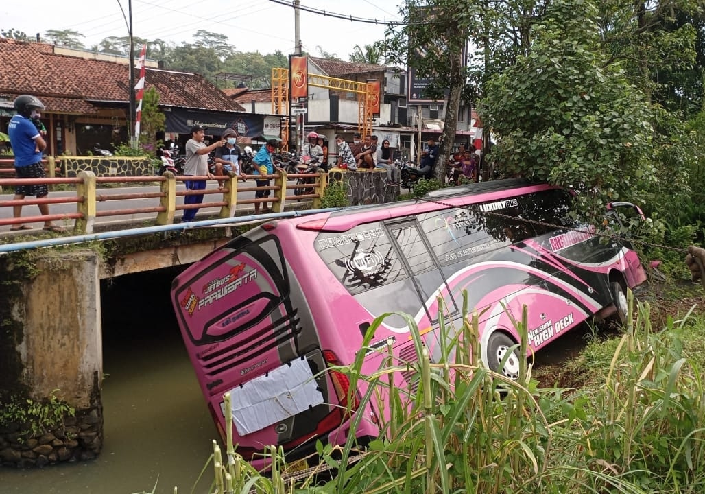 Astaga, Bus Terjun dari Jembatan di Jalan Raya Banyumas - Banjarnegara Masuk Wilayah Somagede