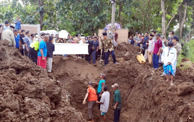 Satu Liang Lahat Diisi Enam Korban Kecelakaan Maut Bus Pariwisata di Mangunan Imogiri