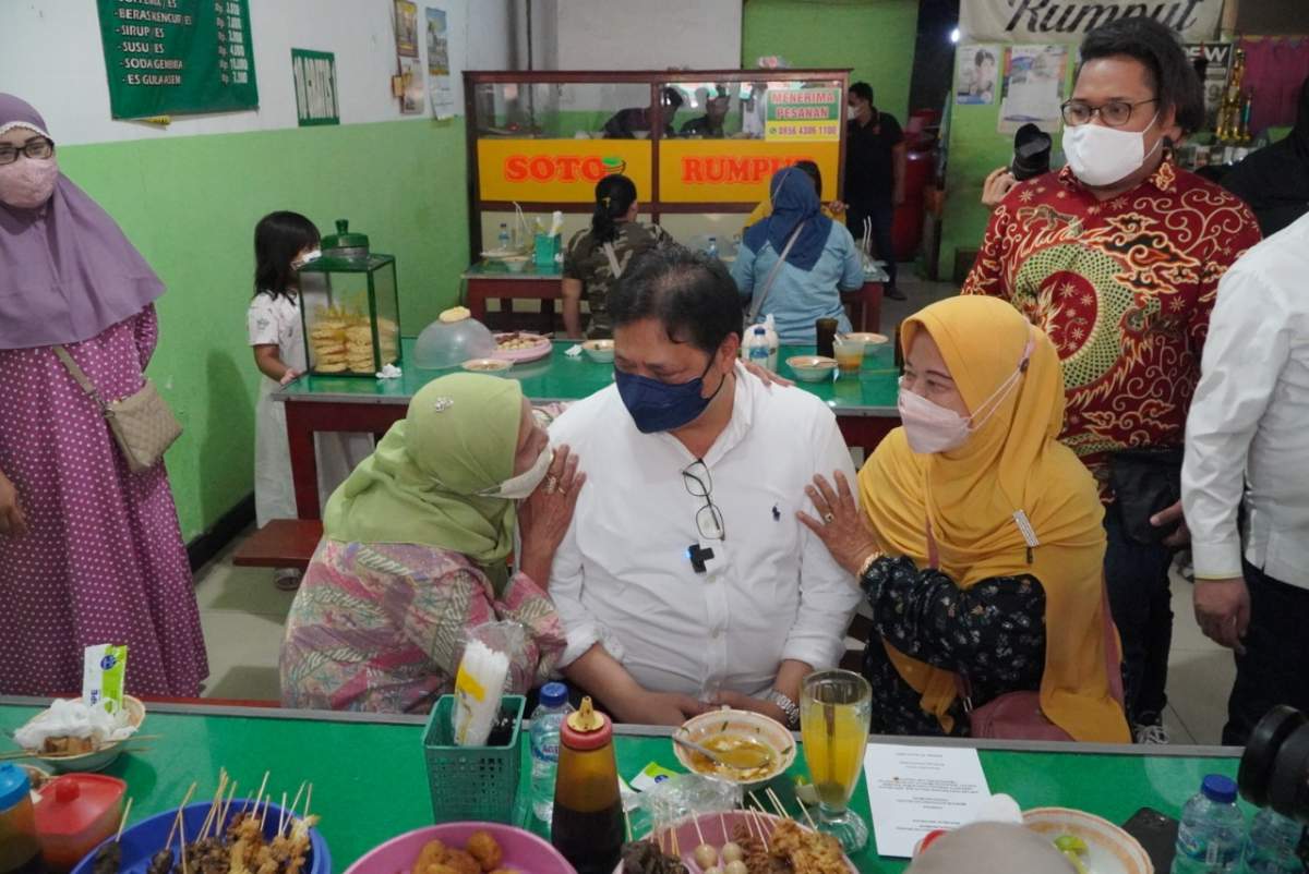 Nikmati Kuliner Tradisional, Menko Airlangga Santai dan Pastikan Kebijakan Pemberdayaan UMKM Berjalan Baik
