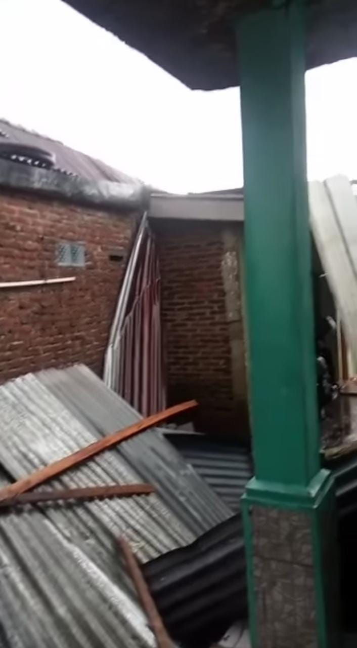 Hujan Disertai Angin Kencang Sore Ini Juga Akibatkan 3 Atap Rumah di Desa Bantarwuni Kembaran Beterbangan