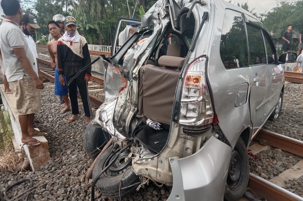 Breaking News, Mobil Tertabrak Kereta di Perlintasan Sumpiuh, Satu Meninggal