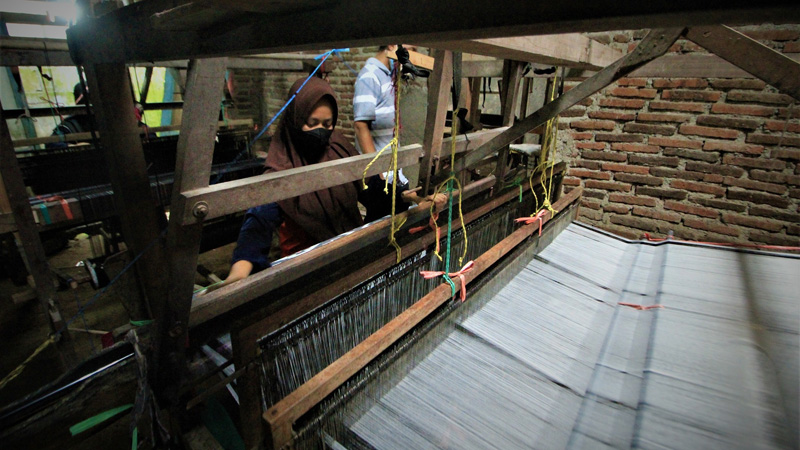 Kain Tenun Seboro Tembus Bahrain