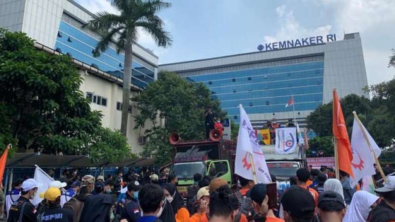 Kantor Kemenaker Dikepung Buruh, Tuntut JHT Dicabut Sekaligus Menterinya Dipecat