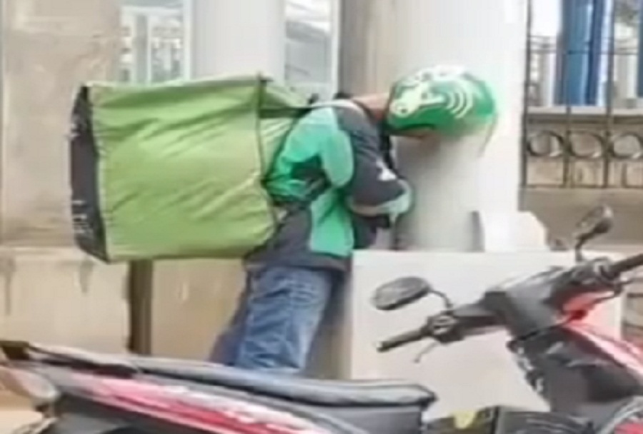 Kelelahan Sampai Tidur Berdiri Sambil Pikul Paket, Viral Video Ojol, Netizen: Nikmat Tidur Dimanapun