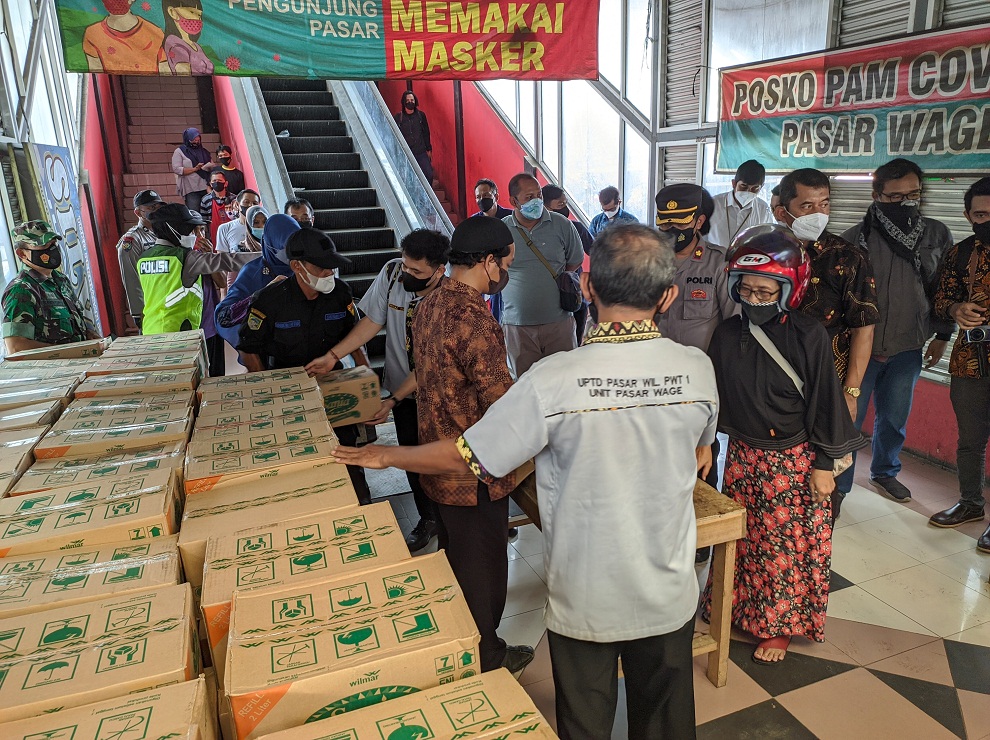 Minyak Goreng Didrop di Pasar Wage, Warga Terkecoh, UPT: Belinya Ke Pedagang Ya Pak Bu