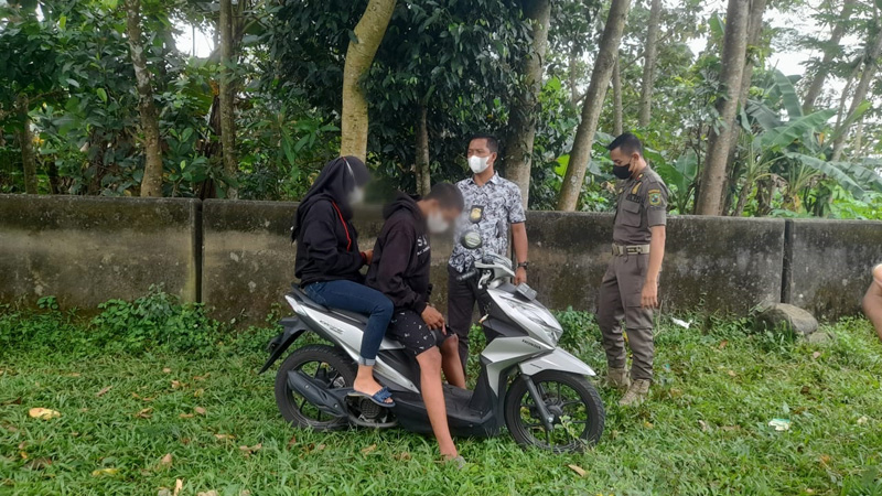 Petugas Pergoki Pasangan Muda Pacaran di Waduk Mrica