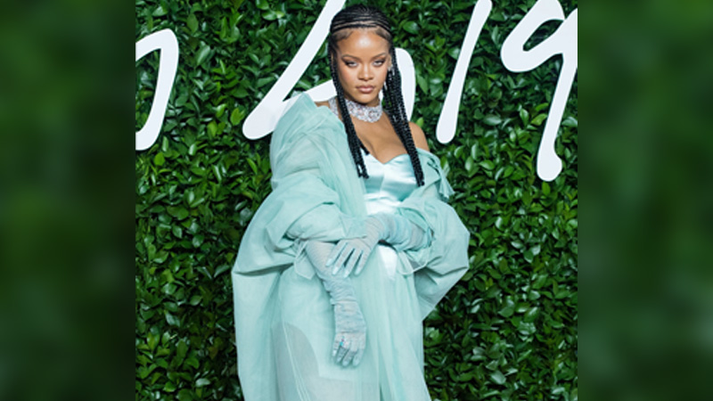 Rihanna Umumkan Kehamilan Sambil Pamer Perut