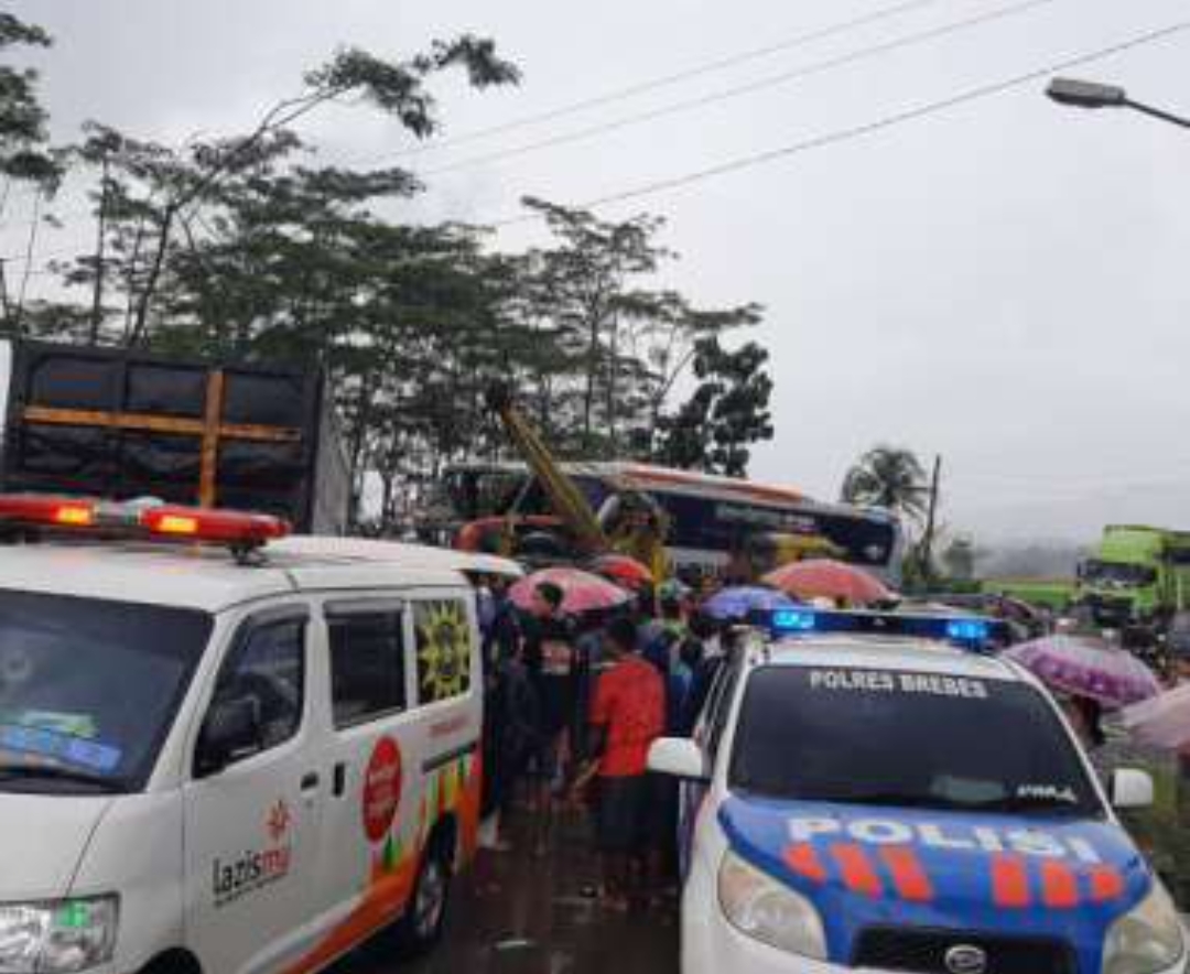 Kecelakaan Lingkar Bumiayu, Bus dan Truk Adu Kabin, Sopir Dilarikan ke Rumah Sakit