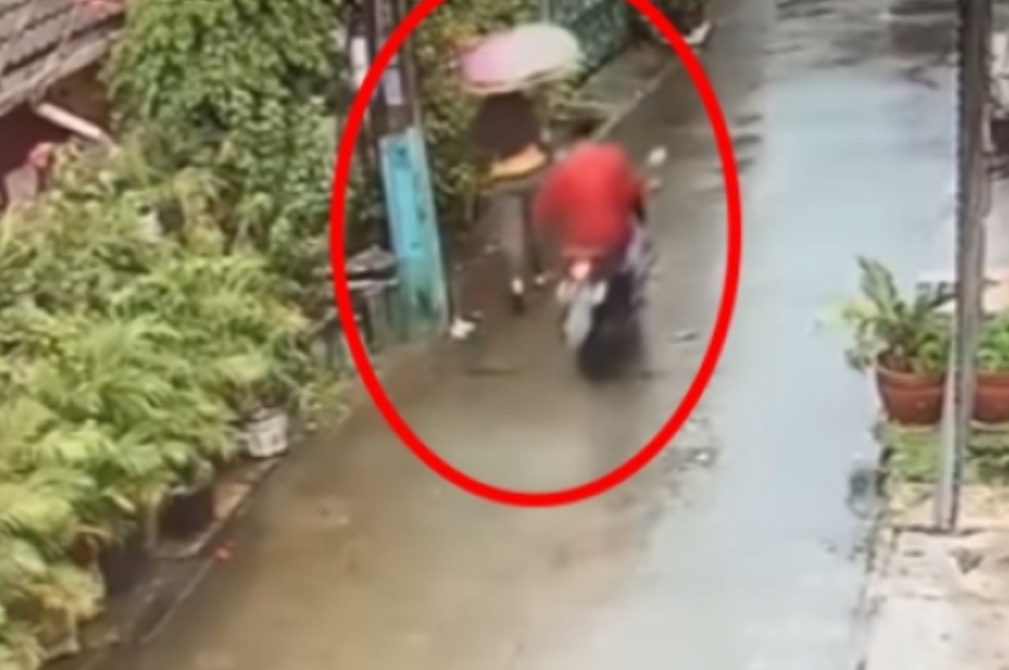 Viral, Turunkan Kecepatan, Pepet Wanita, Remas Bokongnya Saat Turun Hujan
