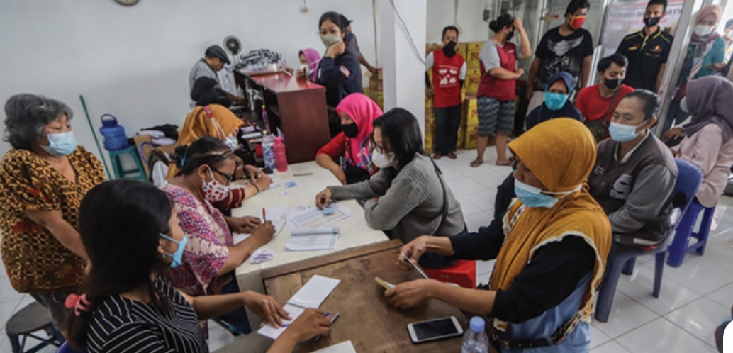 Saat Emak Berjuang Demi Minyak Goreng Murah, Harus Antre dan Bawa KTP, Maksimal 6 Botol