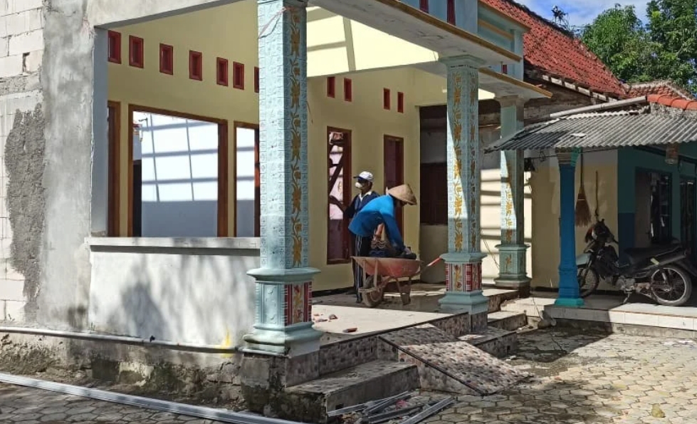 Kasus Baru Lagi, Istri Bongkar Rumah di Karanglo Akibat Orang Ketiga, Kini Kerahkan 7 Tukang Bangunan