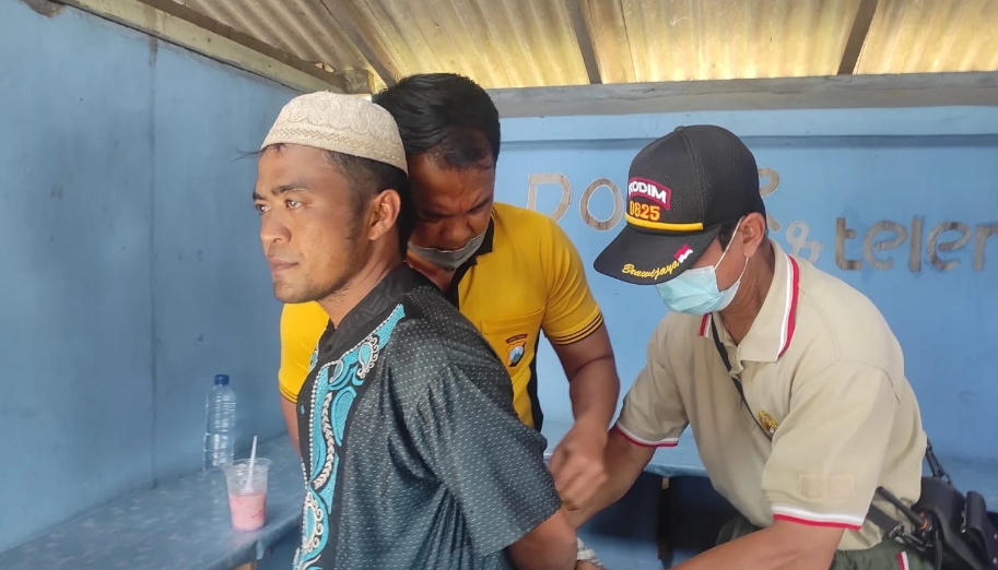 Sakit Perut dan Minta Doa ke Kyai, Diberi Doa dan Air, Tiba-tiba Kerasukan & Bacok Kyai