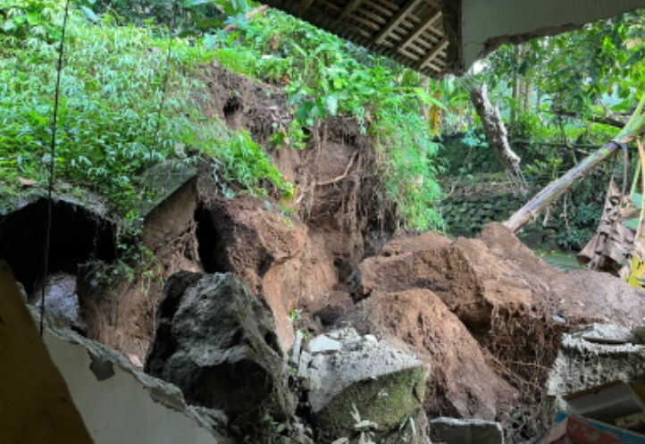 Batu-batu Besar Timpa Satu Rumah di Desa Serayu Larangan Purbalingga