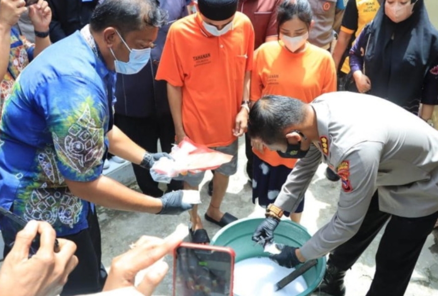 1,5 Kilogram Sabu Dibuang ke Selokan oleh Satresnarkoba Polresta Banjarmasin