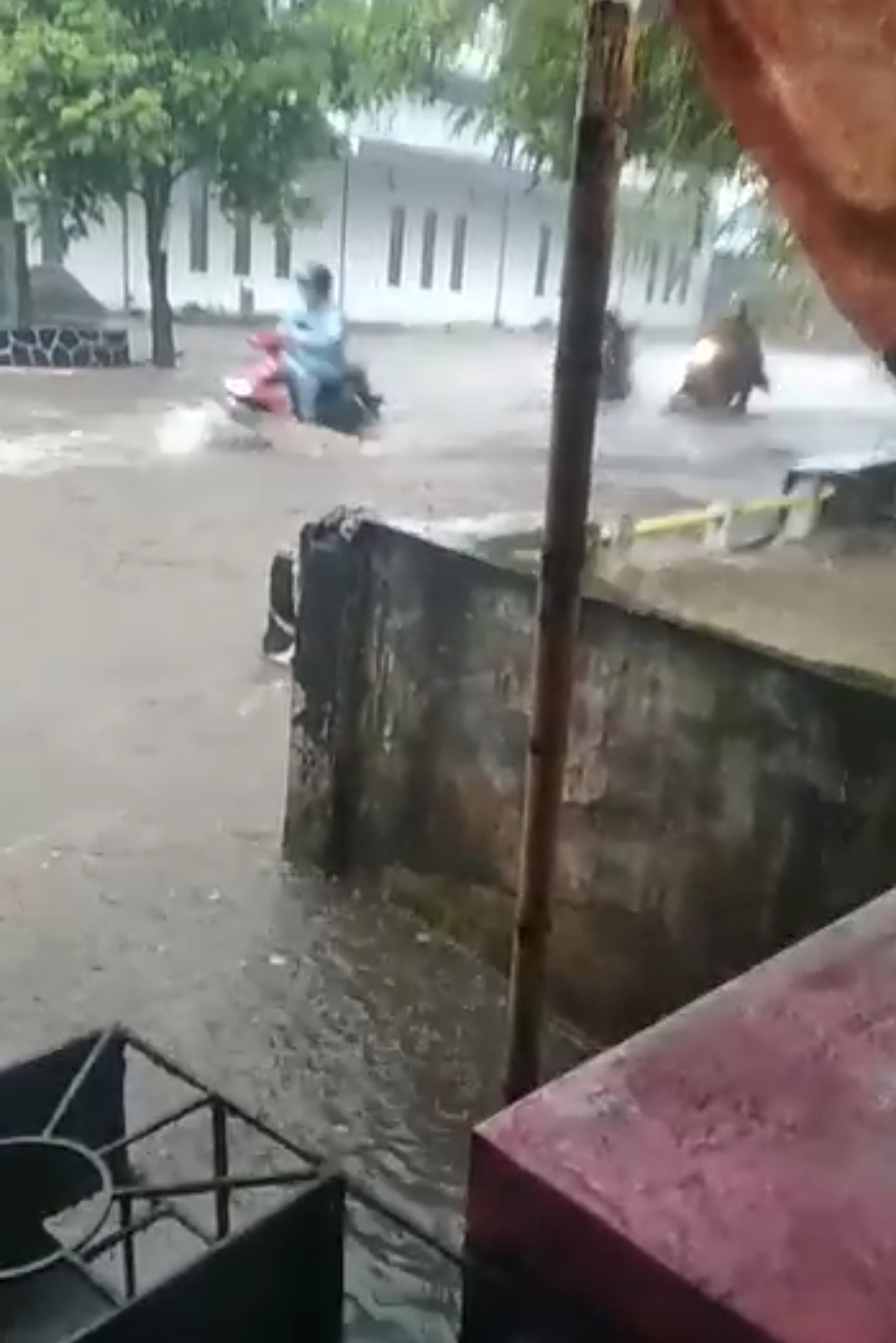 Viral, Banjir di Jalan Brigjend Encung Purwokerto Akibat Hujan Deras Sore Ini