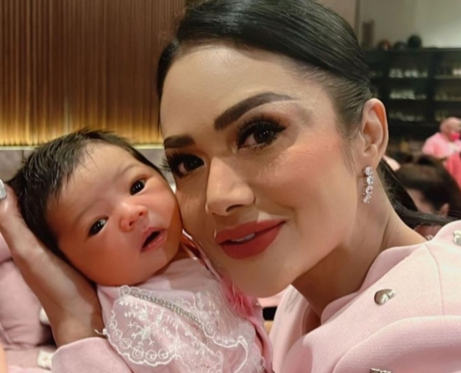 Perkenalkan, Namanya Ameena Hanna Nur Atta, Krisdayanti Memperkenalkan Cucu dari Aurel dan Atta