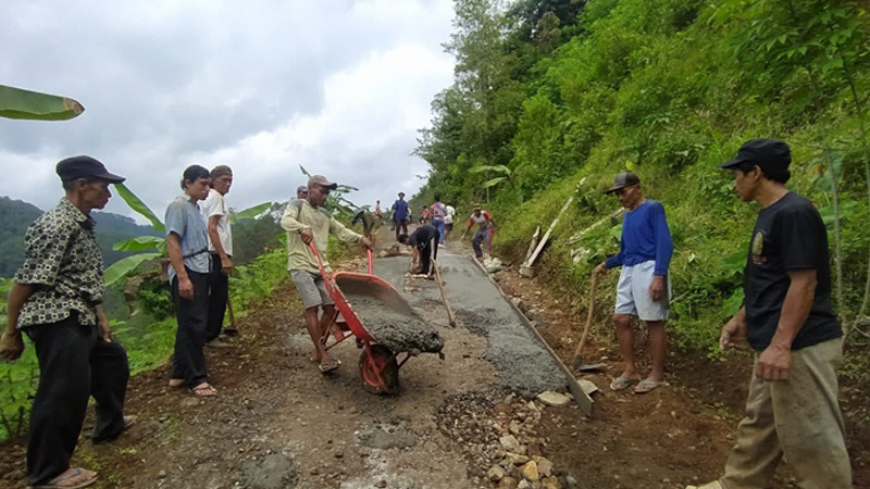 Warga Desa Watuagung Swadaya Tambal Jalan Rusak