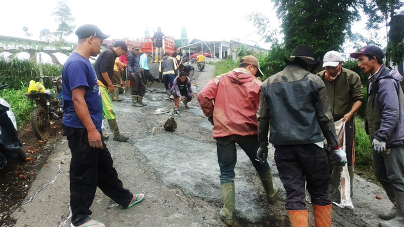 Lebih dari Setahun Rusak, Jalan Raya Kutabawa Ditambal Swadaya