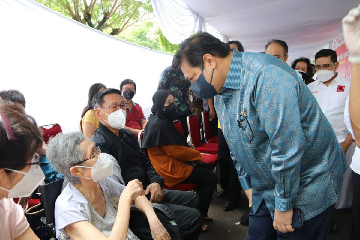 Tinjau Pelaksanaan Vaksinasi Booster, Airlangga Optimis Perekonomian Indonesia Semakin Membaik