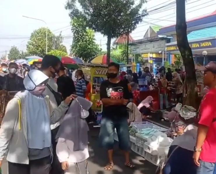 Kasus Covid 19 Meningkat, Pedagang Pasar Minggon Gor Satria Dibatasi 50 Persen