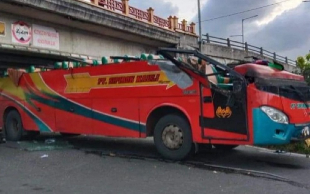 Sasak Jembatan Layang, Atap Bus hancur, Ini Detik-detik Kecelakaan Mengerikan Hingga Banyak yang Terluka