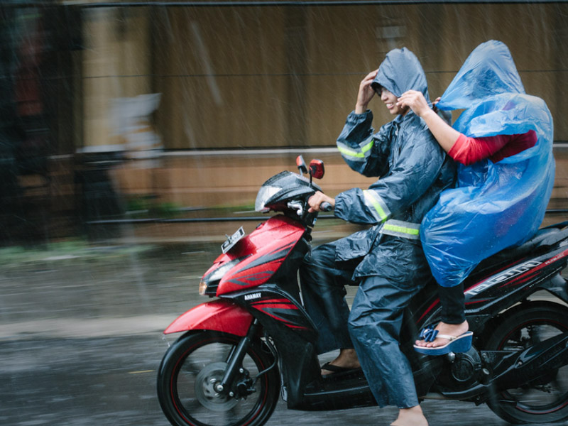 Agar Aman dan Nyaman Berkendara Sepeda Motor Saat Musim Hujan, Ikuti Tips Ini Sob