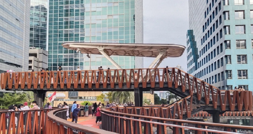 JPO Pinisi Viral, Bikin Emak-emak di Jakarta Main Serobot